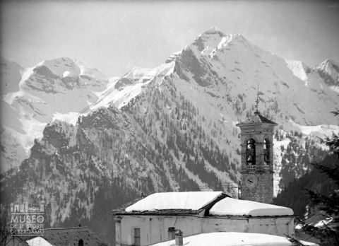 Foppolo, chiesa parrocchiale e montagne