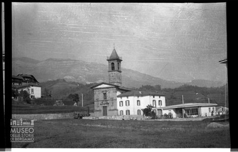Chiesa con edifici annessi