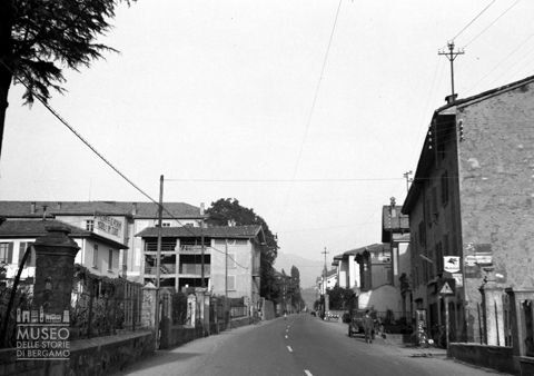 Strada con esercizi commerciali