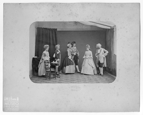 Uomini e donne in costumi antichi