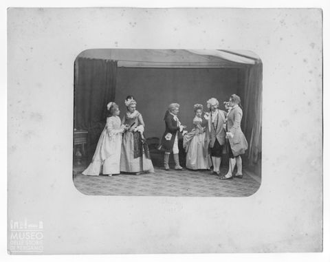 Uomini e donne in costumi antichi