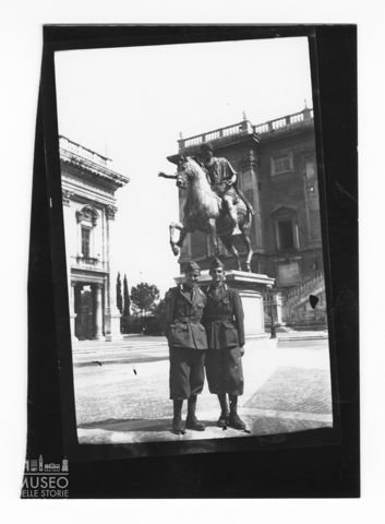 Ritratto di Lino Bonomi (?) i insieme ad un altro militare