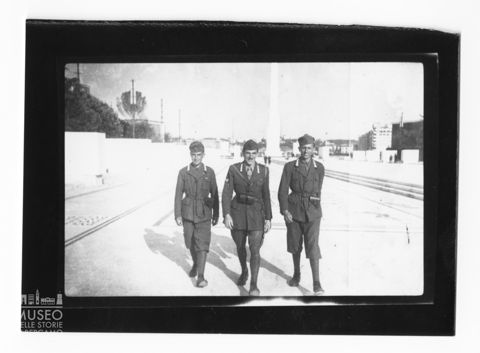 Tre militari a passeggio