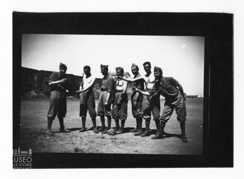 Sette militari in fila