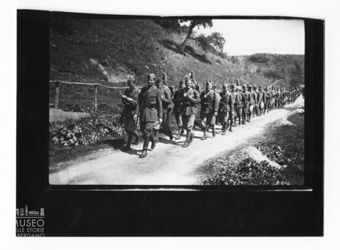 Militari in colonna