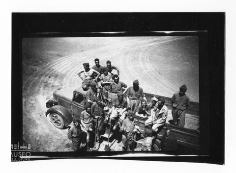 Militari su una camionetta