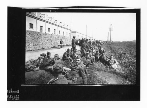 Militari a riposo lungo una strada