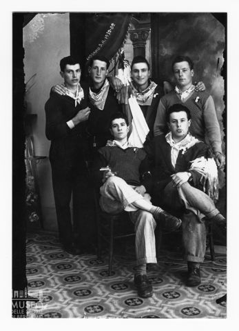 Gruppo di giovani uomini