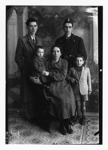 Madre con i quattro figli