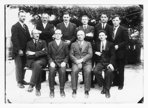 Gruppo di dieci uomini