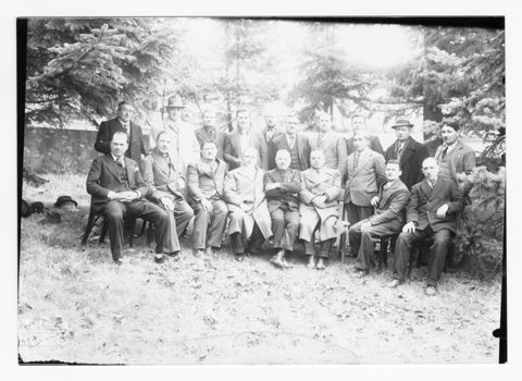 Gruppo di uomini in giardino