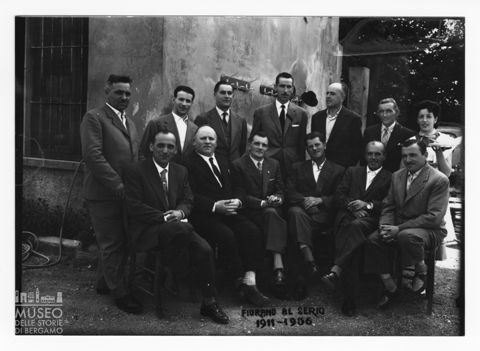 Gruppo di uomini con una cameriera