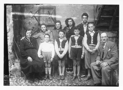 Una famiglia in giardino