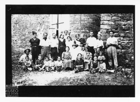 Foto di gruppo in cortile