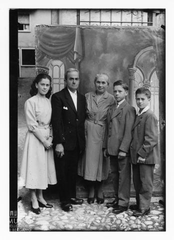 Ritratto di famiglia all'aperto