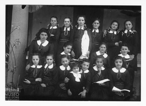 Ragazze con Madonnina