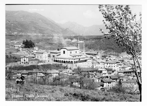 Veduta di Vertova e della sua chiesa