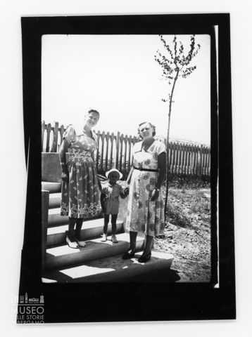 Ritratto di due donne e un bambino