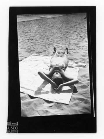 Donna prende il sole in spiaggia