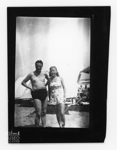 Ritratto di uomo e donna al mare