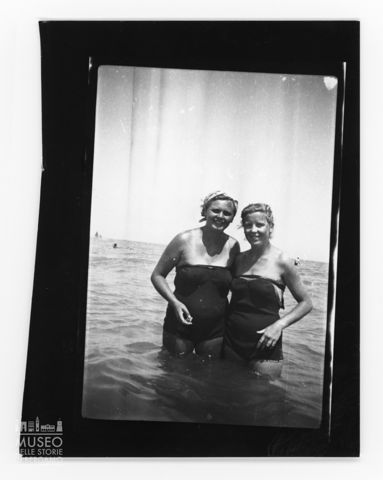 Ritratto di due donne in mare