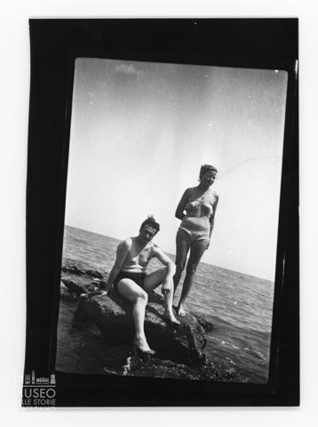 Ritratto di uomo e donna al mare