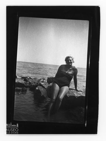 Ritratto di donna in costume da bagno