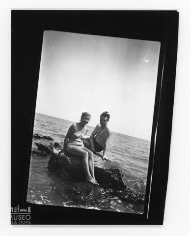 Ritratto di uomo e donna su uno scoglio