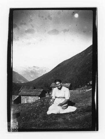 Ritratto di una giovane in un prato montano