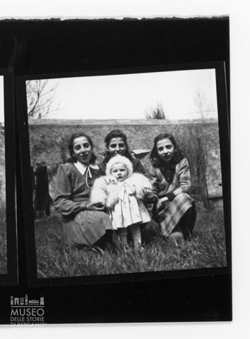 Foto di gruppo: tre giovani ragazze e una bambina