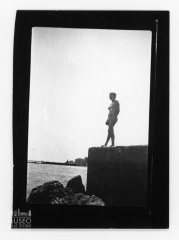 Donna in cima a un pontile