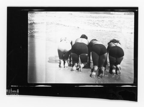 Foto di gruppo in spiaggia