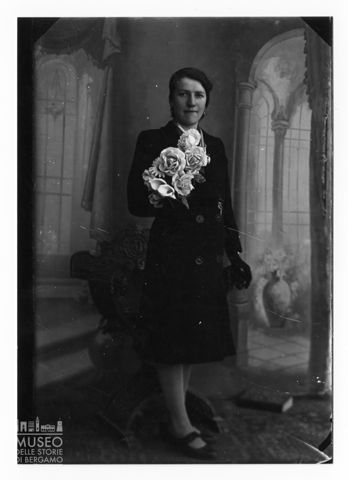Ritratto di donna con un mazzo di fiori