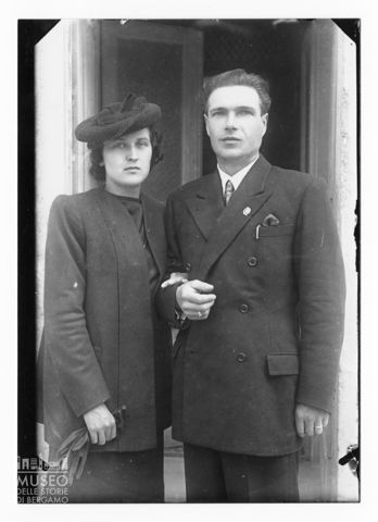 Ritratto di uomo e donna a braccetto
