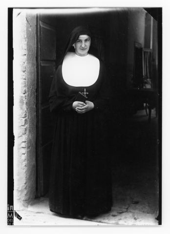 Ritratto a figura intera di una suora