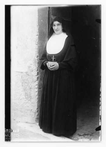 Ritratto a figura intera di una suora