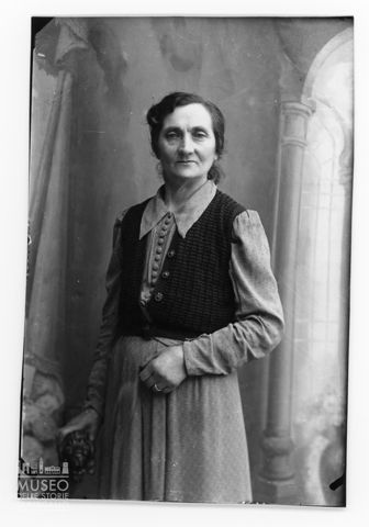 Ritratto in studio di anziana