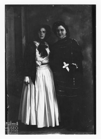 Ragazze in maschera