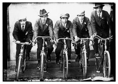 Ritratto di uomini in bicicletta