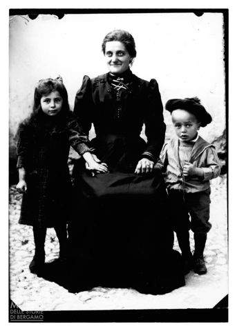 Ritratto di donna con due bambini