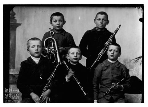 Ritratto di bambini con strumenti musicali