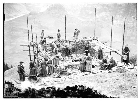 Costruzione di una cascina a Monte Sole
