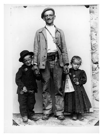 Ritratto di uomo con due bambini