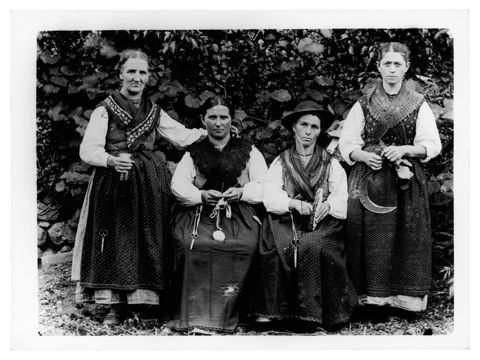 Quattro donne con attrezzi del mestiere