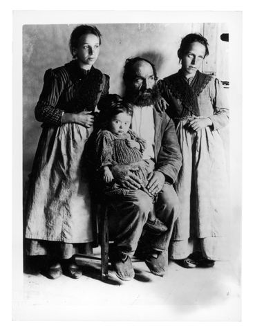 Padre con tre figlie