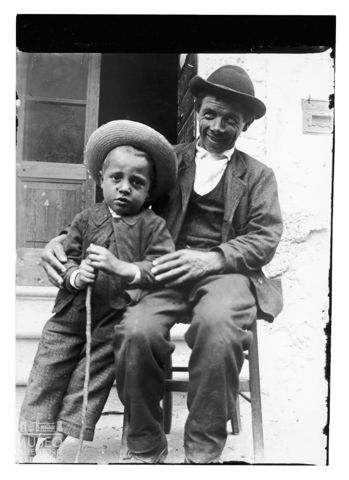 Uomo con bambino davanti all'ufficio postale
