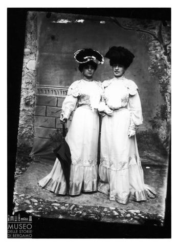 Giovani signore in abiti eleganti