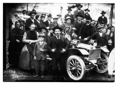 Ritratto di gruppo con automobile