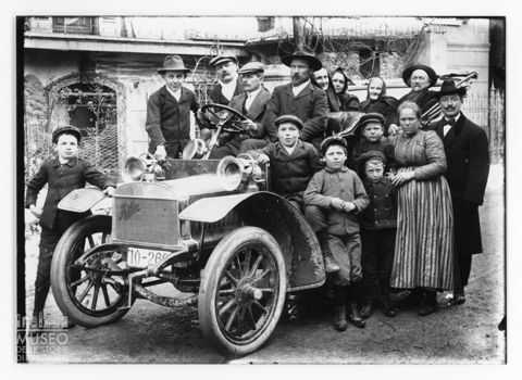 Ritratto della famiglia Mostacchi con automobile