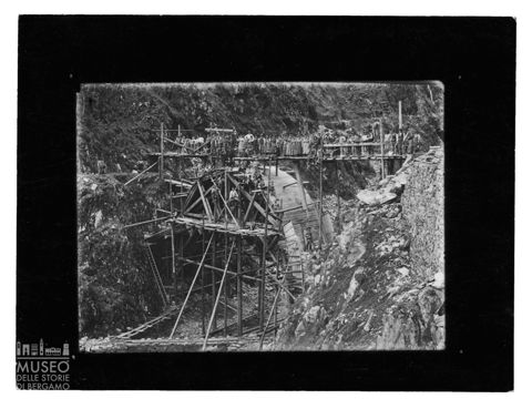 Valle Brembana. Costruzione di un ponte sul Brembo per il passaggio della ferrovia. Operai in posa.